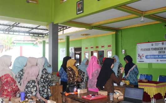 Pelatihan PMT untuk Balita bersama narasumber dari Puskesmas Gadnrungmangu II