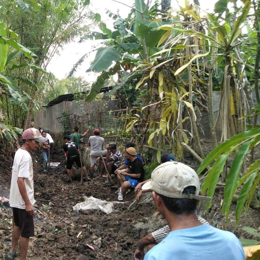 PEMBERSIHAN SALURAN AIR SUNGAI MATI